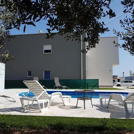 Family-friendly With Swimming Pool - 20379 * 特罗吉尔