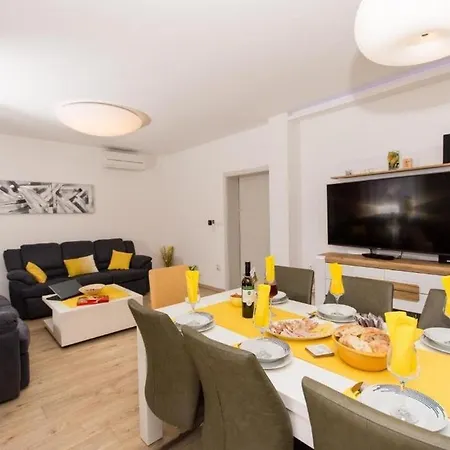 Family-friendly With Swimming Pool - 20379 شقة *