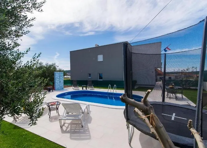 Family-friendly With Swimming Pool - 20379 Trogir
